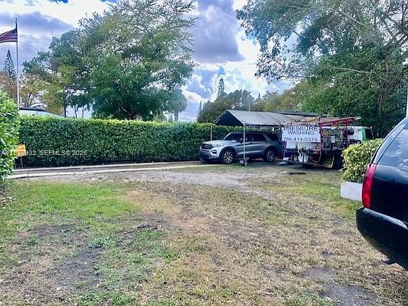3rd image of 700 SW 44th Pl