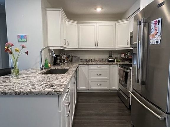 4th image of 106 Willis Cres #3211