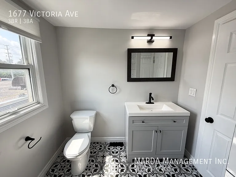1677 Victoria Ave — Photo 44