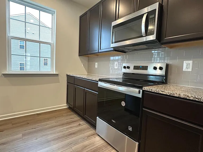 93 Stafford Pl — Photo 12