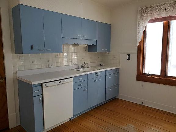 3rd image of 303 Clermont St