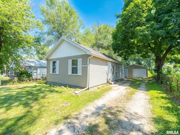1414 S 9th St, Pekin, IL 61554