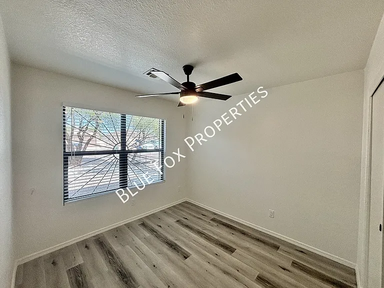 5369 S Waterloo Ln — Photo 11