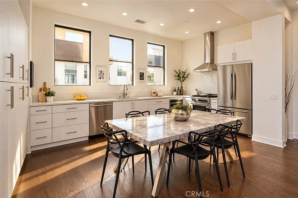 2 bed, 1219 sqft, $4,200 — Photo 2