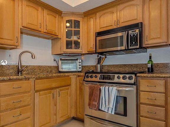 3rd image of 924 SE 2nd St APT 31