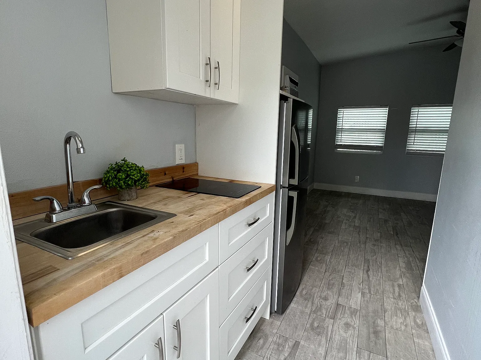Studio, 250 sqft, $1,250 — Photo 4