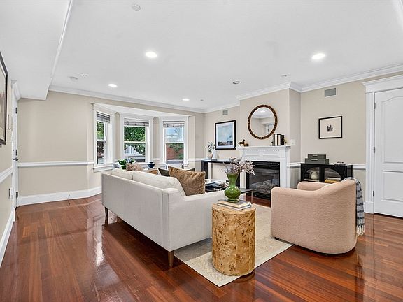4th image of 161 E Cottage St #2