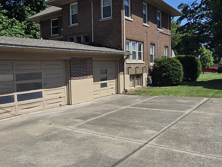 2201 Bashford Manor Ln — Photo 2