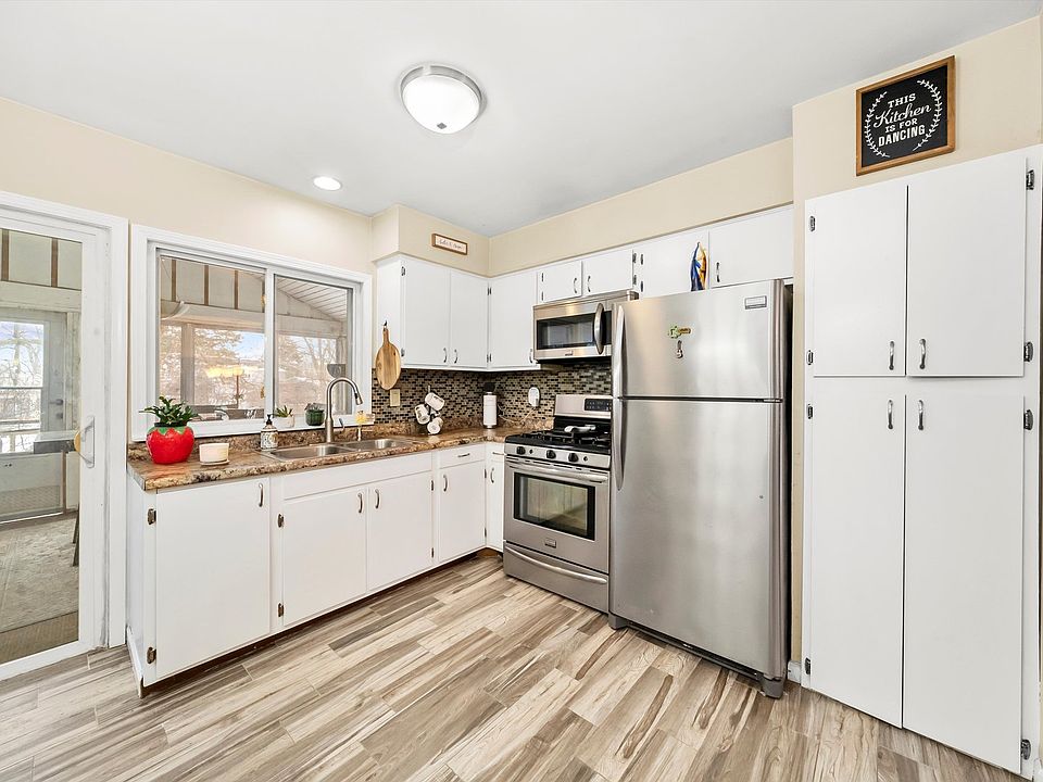 2nd image of 160 Balmoral Dr