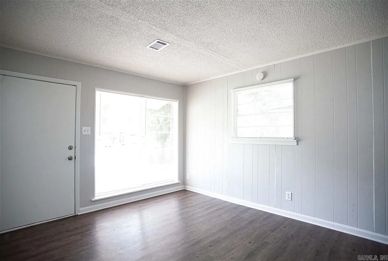 3 bed, 1.0 bath, 884 sqft, $895 — Photo 3