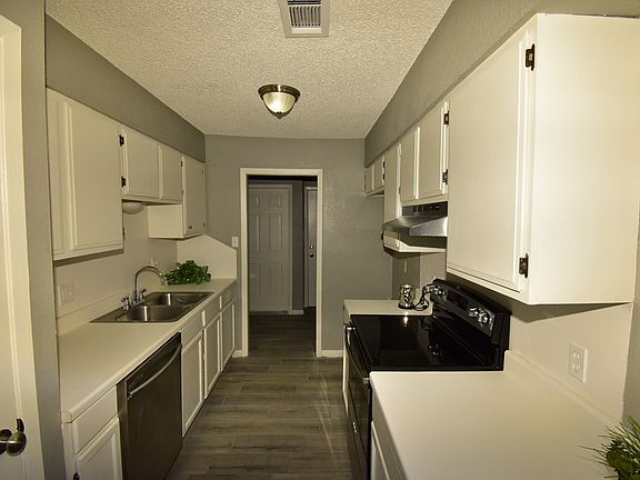3rd image of 5105 Chateaux Dr