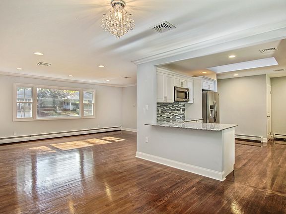 3rd image of 11 Oxford Dr