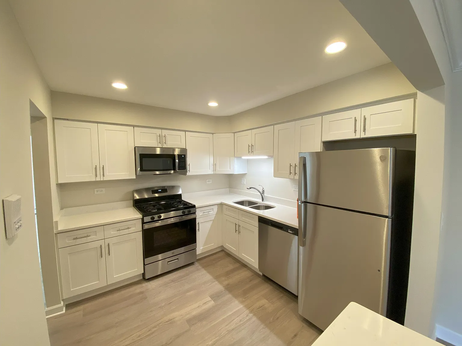 2 bed, 1090 sqft, $2,285 — Photo 2