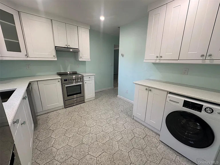 9 Bolton Dr — Photo 2