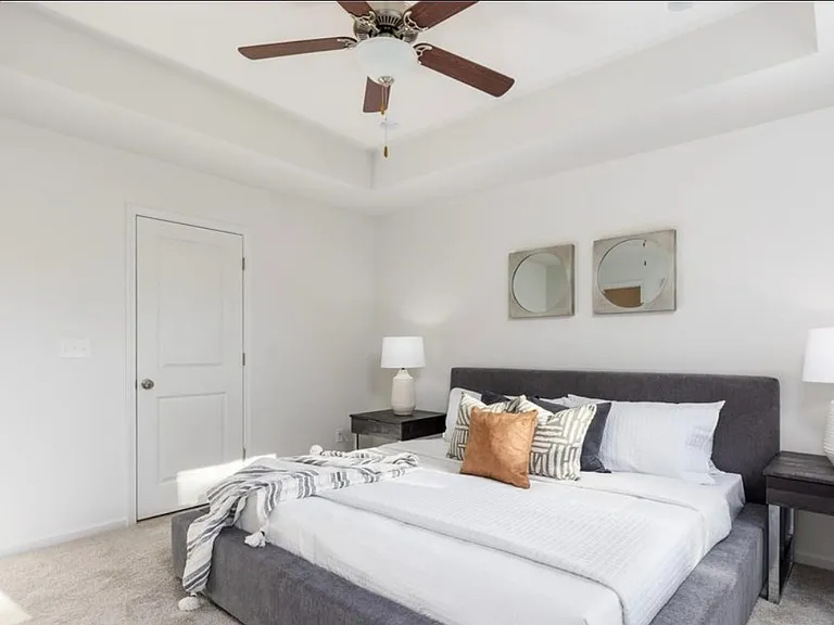 2633 Capitol Dr — Photo 17