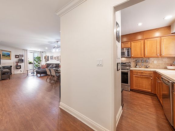 3rd image of 1000 S Westgate Ave APT 211