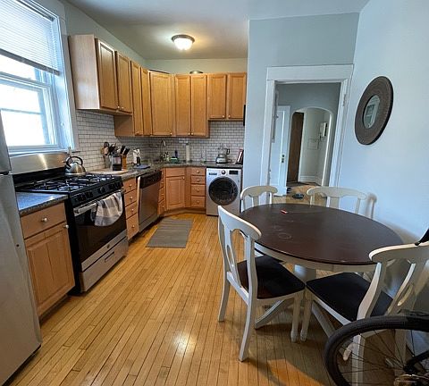 4th image of 1441 W Berteau Ave APT 3R