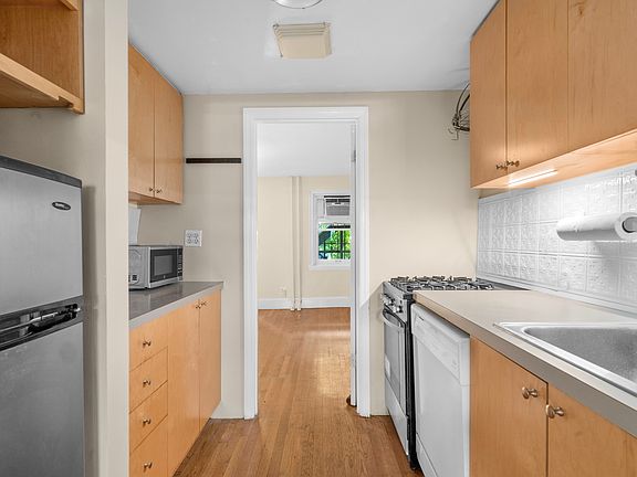 5th image of 102 Dean St #1