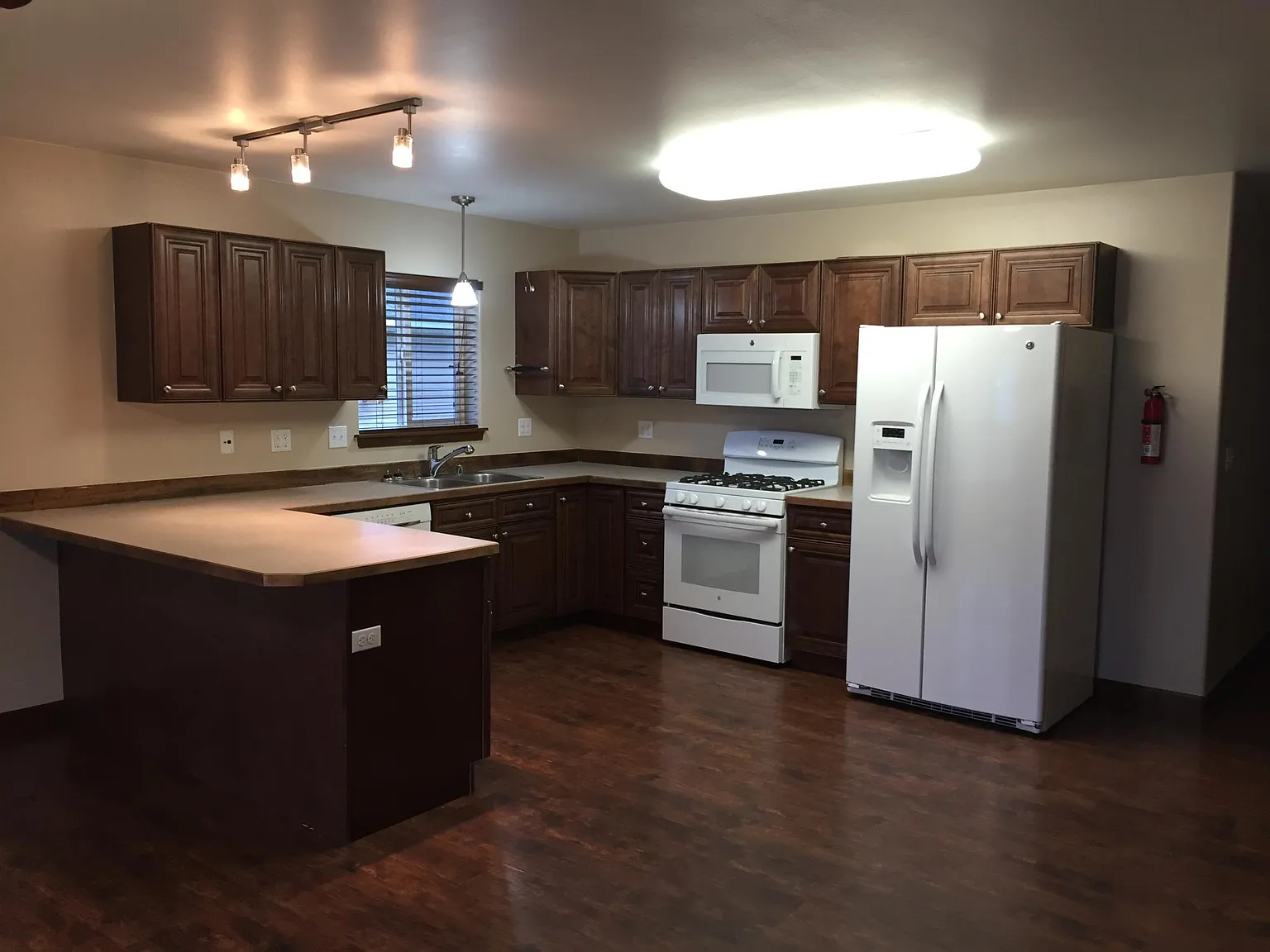 3 bed, 1210 sqft, $2,200 — Photo 3