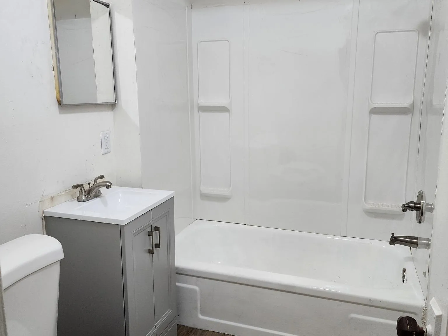 2 bed, 700 sqft, $1,000 — Photo 2