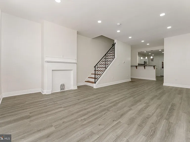 5426 Webster St — Photo 9