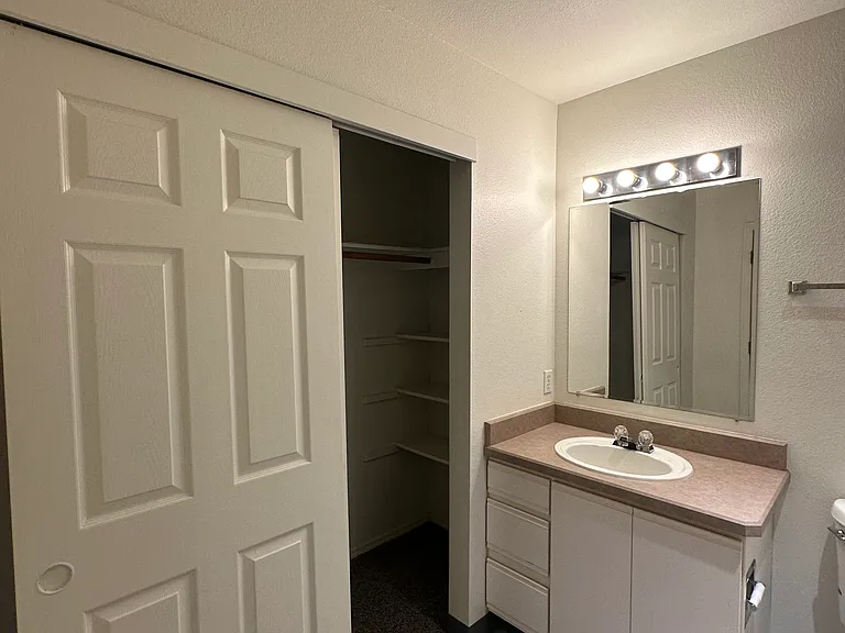 985 NE Hidden Valley Dr — Photo 15