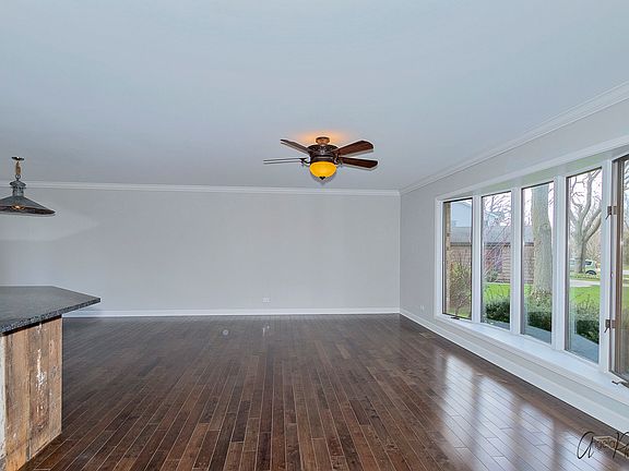 3rd image of 1070 Tamarack Ln
