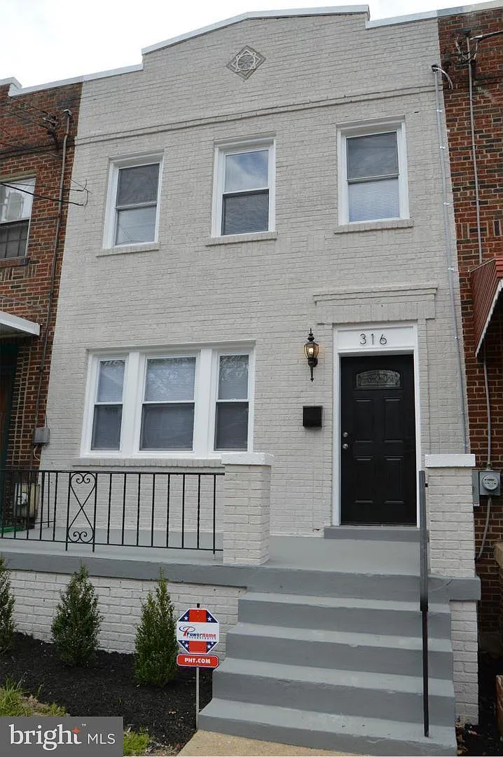 316 Division Ave NE photo 1