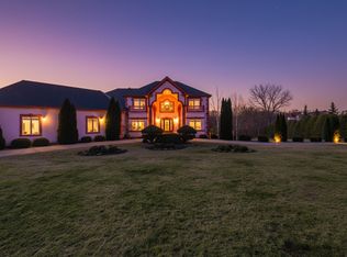 9 Falcon Lakes Dr, South Barrington, IL 60010