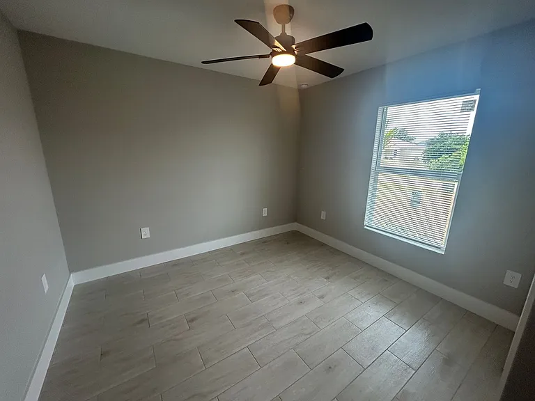 2524 NE 1st Pl — Photo 6