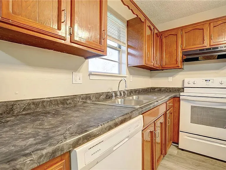 408 NE Lakeview Dr — Photo 17