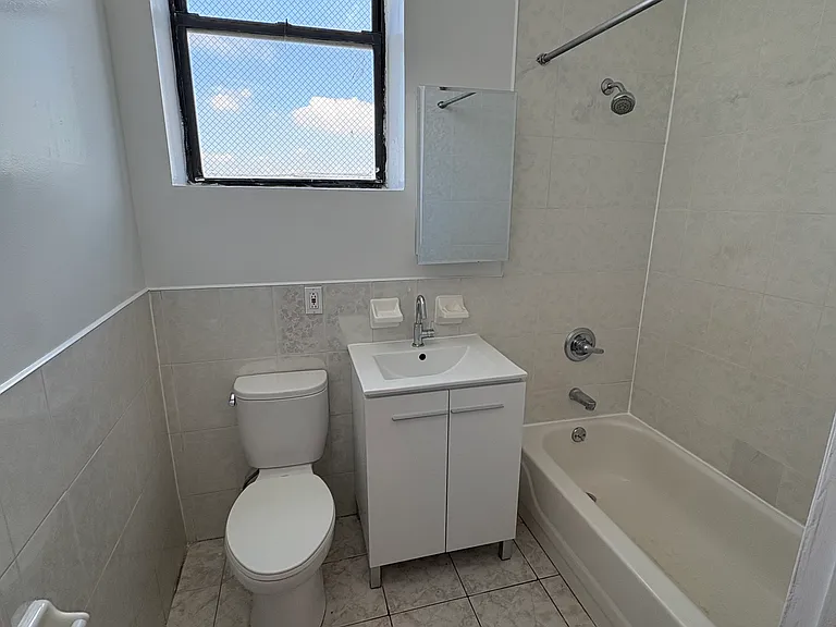 714 Seneca Ave #505 — Photo 5