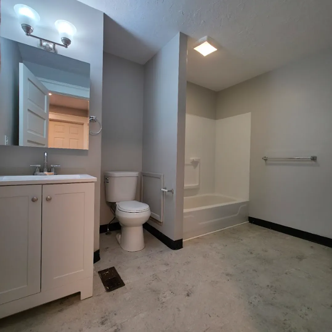 Single Family Home 4 beds 1.5 bath Available Now! — Photo 4