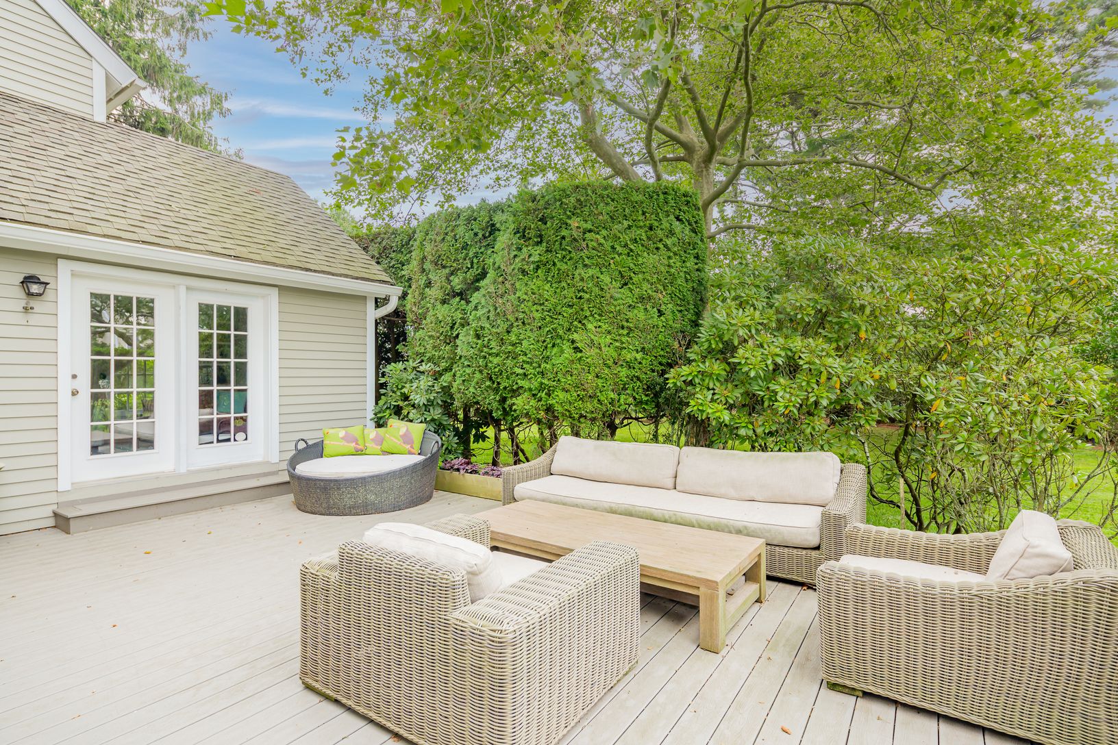 Over-sized wraparound deck