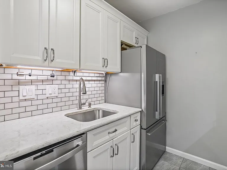 4917 Americana Dr #T6 — Photo 8