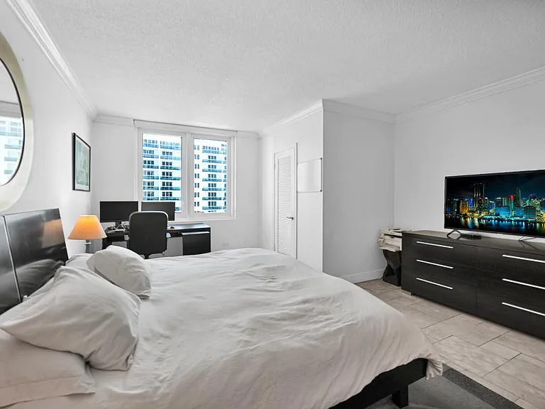 2301 Collins Ave #1015 — Photo 11