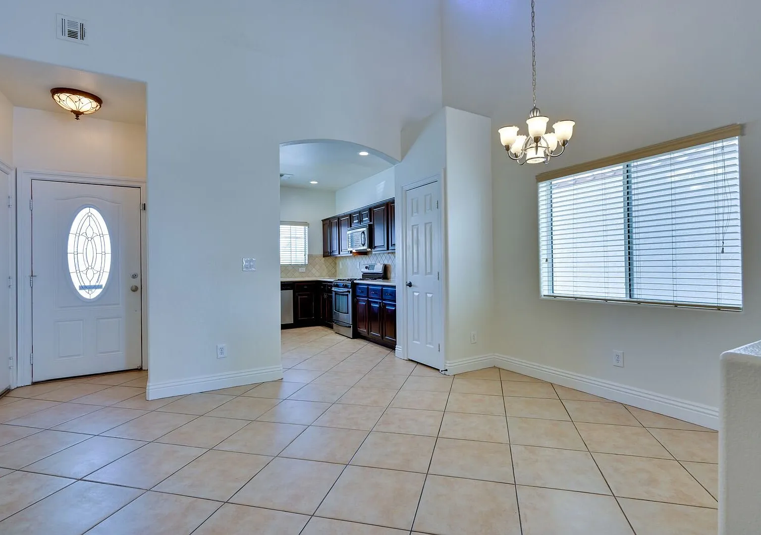 NW 4 Bedrooms!! Primary bed & Bath Downstairs!! Tankless Water Heater!! Low maintenance, Desert l... — Photo 4