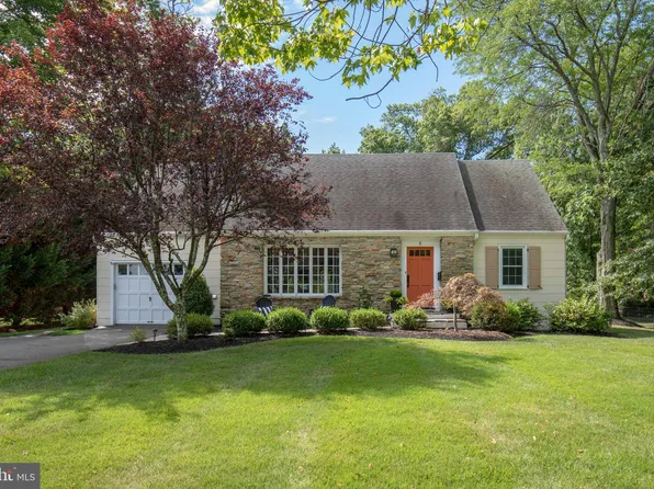 6 Maple Ln, Pennington, NJ 08534