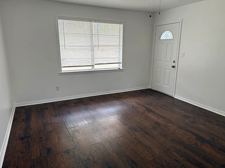 918 Roberts St — Photo 5
