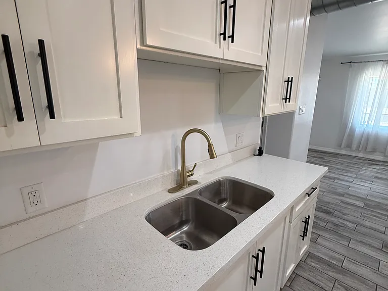 1050 W Rosewood Dr — Photo 4