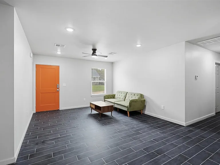 2302 E Sycamore Dr — Photo 5