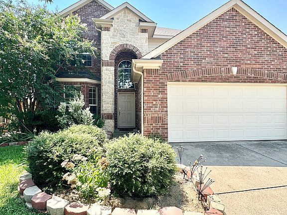 2nd image of 2911 Holly Ln