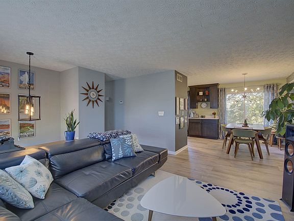 4th image of 70 Carrie Way Dr