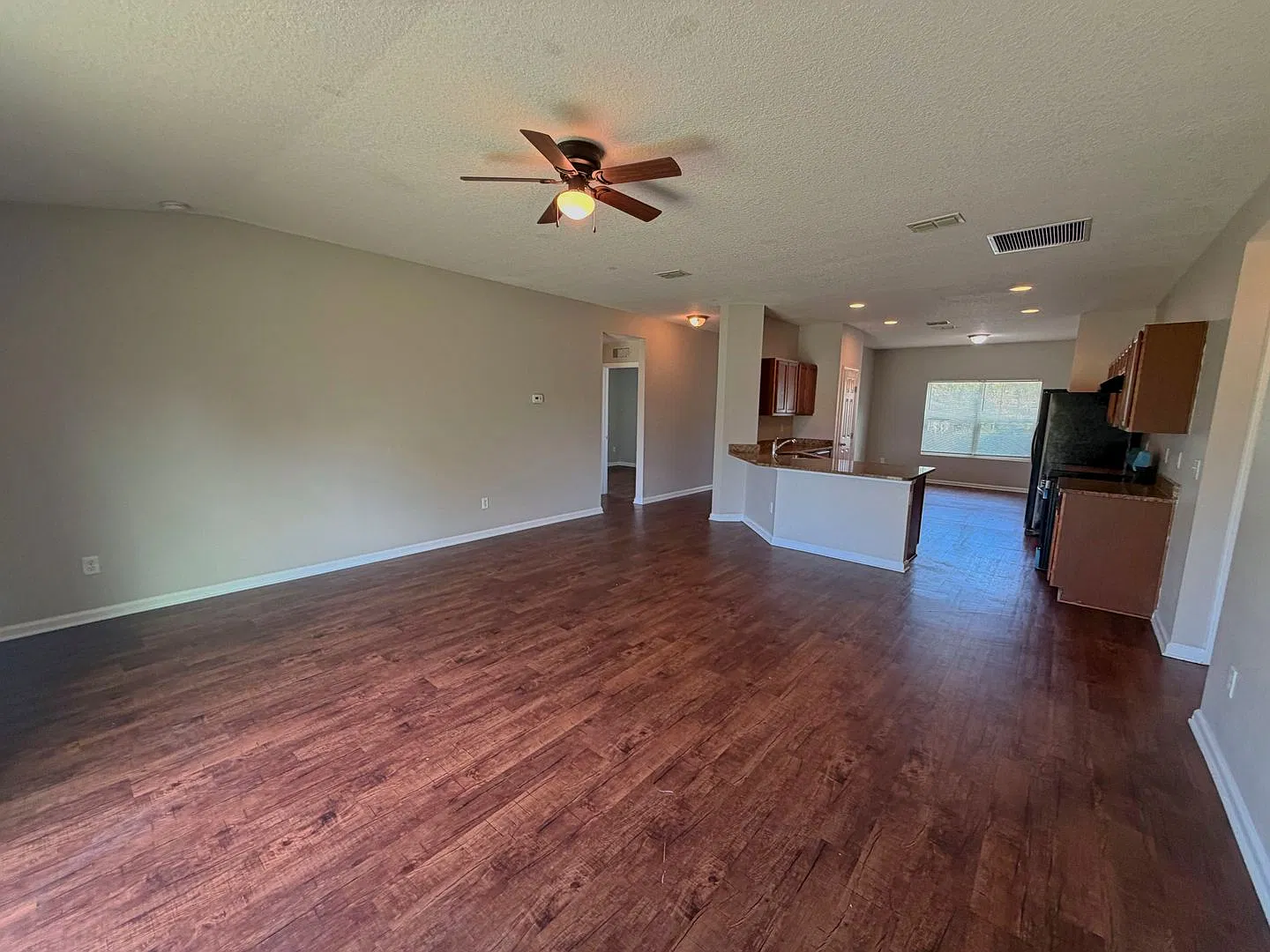 Spacious 4 Bedroom, 2 Bathroom Home Situated on a Lakefront Lot. — Photo 3