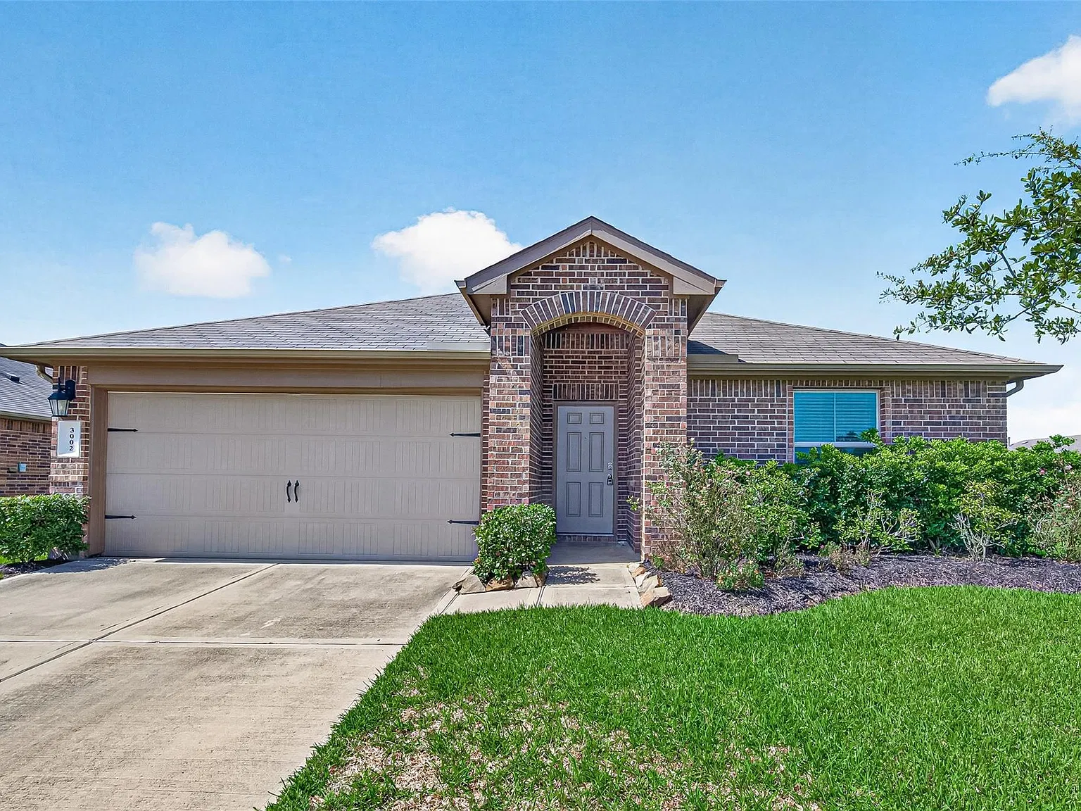 3 bed, 2.0 bath, 1339 sqft, $2,100 — Photo 1