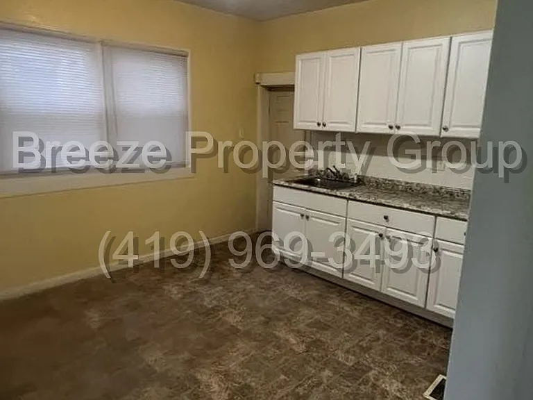 422 Dexter St — Photo 2