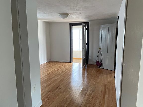 3rd image of 48 Waverly St Floor 2