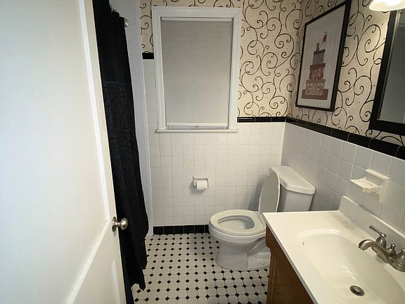 4th image of 404 Becker Ave