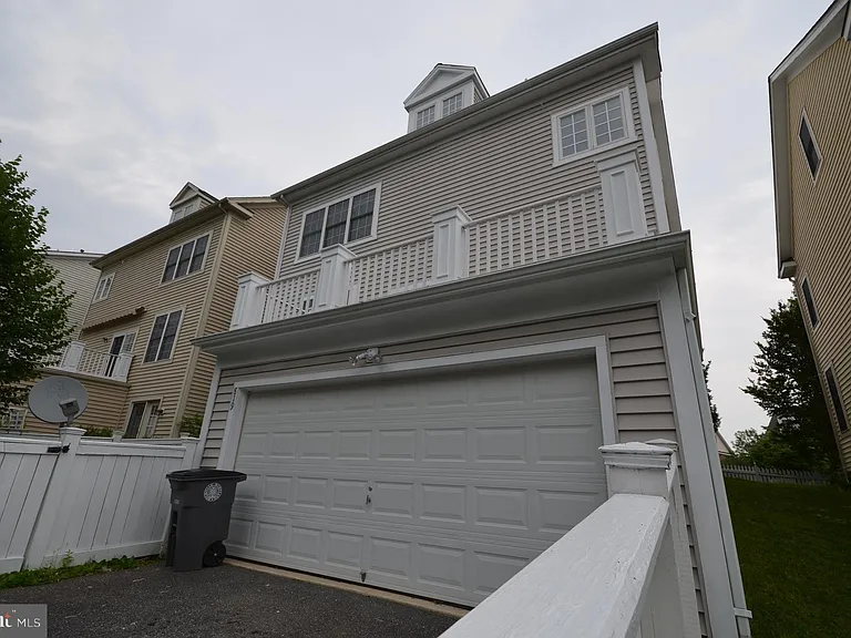 819 Royal Cres — Photo 40