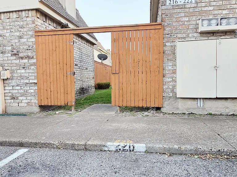 220 Village North Dr — Photo 16